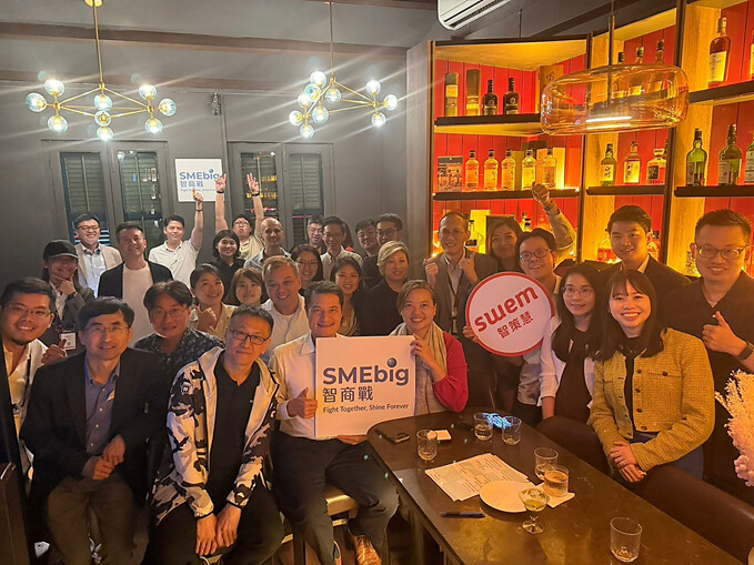 ▲駐新加坡台北代表處經濟組組長吳文松(前排中左)、新加坡智商戰品牌科技公司執行合夥人暨AMT共同創辦人吳秀倫(前排中右)與新加坡工商聯合總會（SBF）秘書長TECK LEE(第二排中左)與在場企業深入交流。