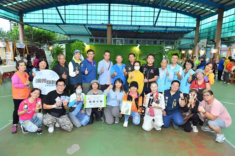 ▲潮嚮綠動市集開幕儀式由基隆市政府產業發展處黃毅維副處長(後排左八)、連恩典議員(後排左七)、秦鉦議員(後排左五)、林旻勳議員(後排左九)、陳冠羽議員(前排右三)、呂美玲議員代表(後排左四)、暖暖區各里長及當地參展攤商合影。