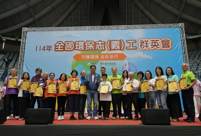▲環境部長彭啟明表揚各縣市推薦的34位模範環境教育志工。(記者劉春生攝)