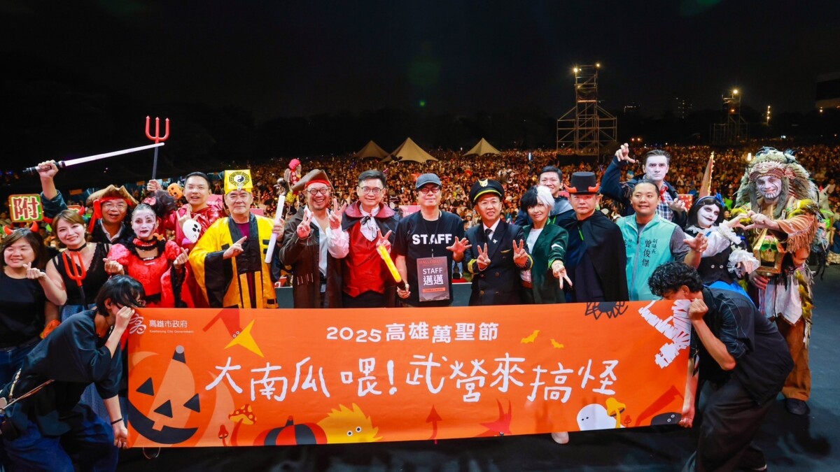 ▲陳其邁市長晚間現身萬聖節遊行派對,今年走低調的地味裝扮,變身成演唱會的工作人員,呼應高雄演唱會場次熱潮不斷,沿途與大小朋友互動致意。