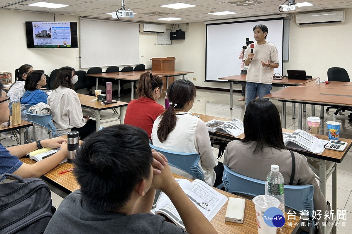 住都中心執行長邱英哲勉勵上課學員。<br /><br /> 