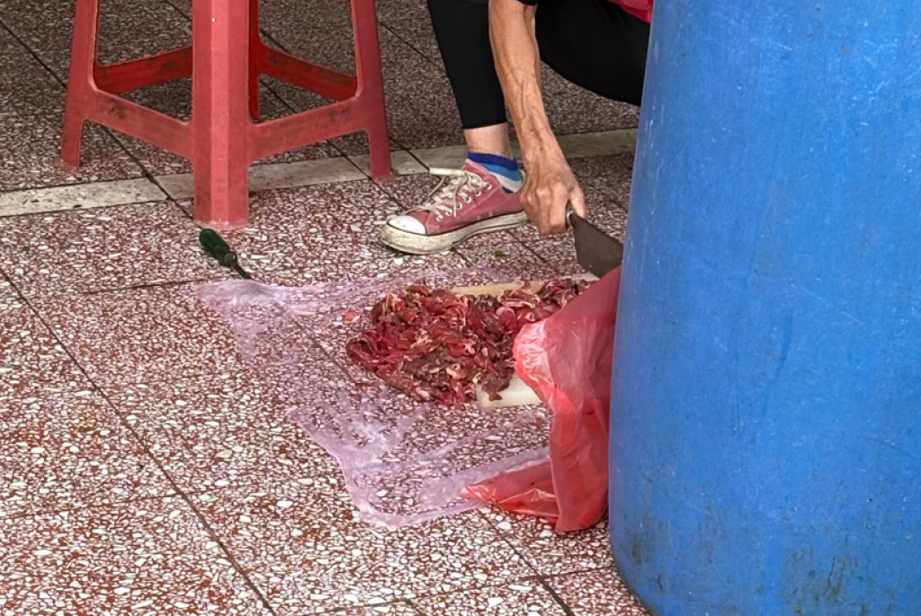 影/台南老泰羊肉在地上切肉!噴到地上還把肉撿起 業者:內部管理疏失