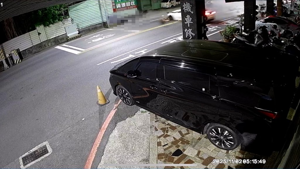 有片/阿志頭89酒駕「戰鬥陀螺式」撞擊!騎士人車噴飛數尺趴地 駕駛攜女落跑