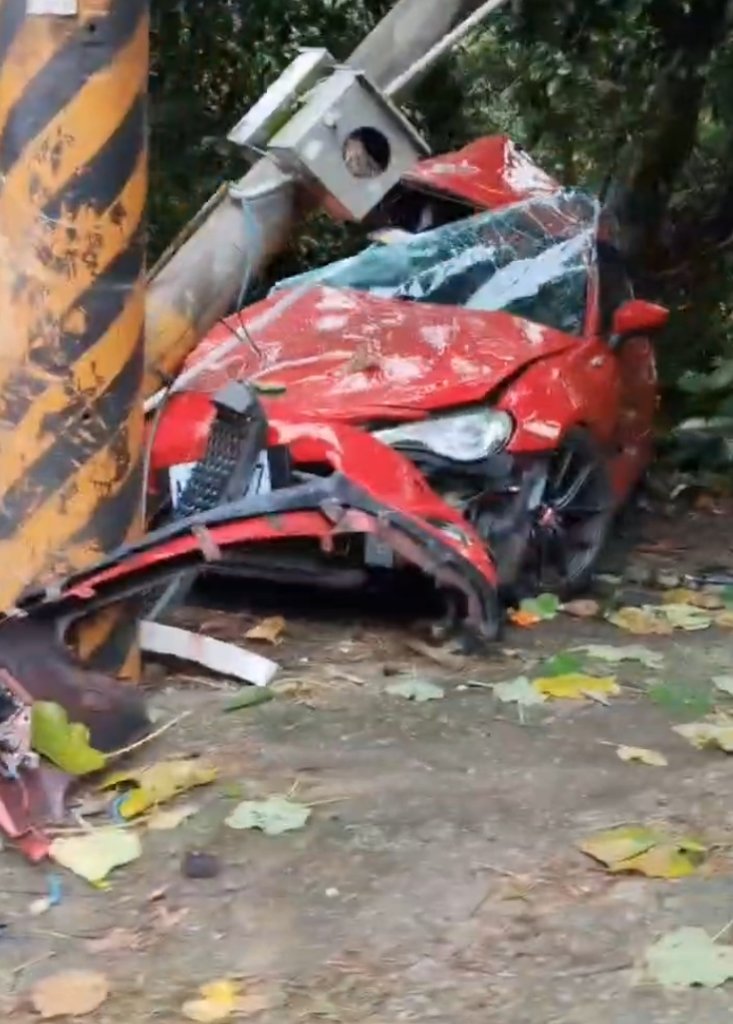 石碇車禍!紅色跑車自撞電桿「糜糜卯卯」 駕駛昏迷送加護病房