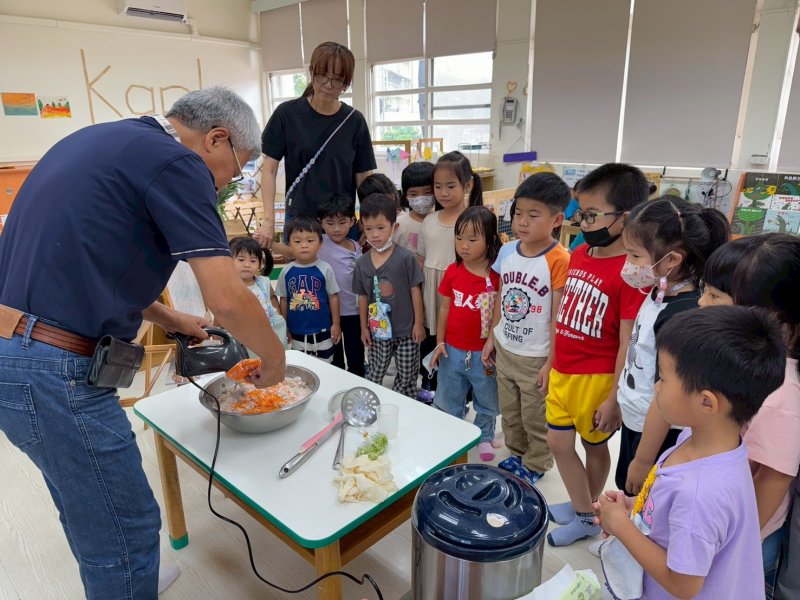 食農教育 幼稚園兒童的祖父示範魚丸製作