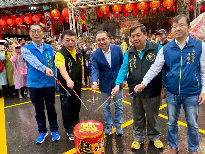 《圖說》市長侯友宜(左3)、板橋慈惠宮主委賴春穆(左2)、苗栗白沙屯拱天宮主委洪文華(右2)、民政局長林耀長(右1)、板橋區長陳奇正(左1)一同點為百年會香的祈福踩街活動點燃起馬炮。〈民政局提供〉
