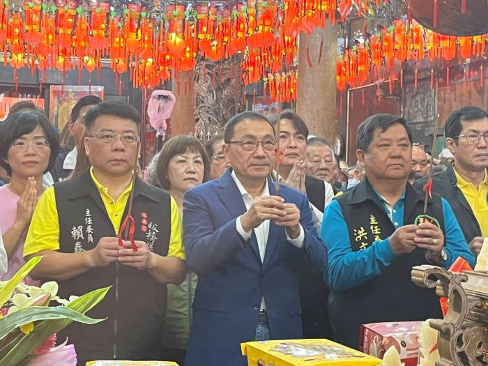 《圖說》新北市長侯友宜(左2)在板橋慈惠宮主委賴春穆(左1)及苗栗白沙屯拱天宮主委洪文華(左3)的陪同下參拜祈福。〈民政局提供〉