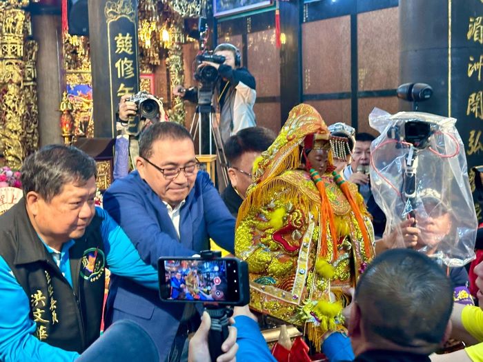《圖說》新北市長侯友宜(左2)、板橋慈惠宮主委賴春穆(左3)及苗栗白沙屯拱天宮主委洪文華(左1)一同恭請拱天宮天上聖母三媽上轎。〈民政局提供〉
