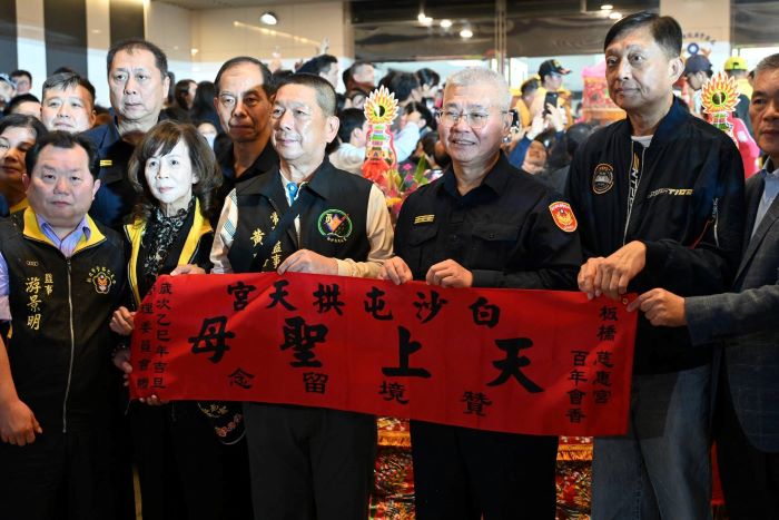 「粉紅超跑」停駕新北警 方仰寧率同仁祈求平安祥和 26 《圖說》白沙屯拱天宮媽祖管委會致贈紀念品予局長方仰寧。〈警察局提供〉