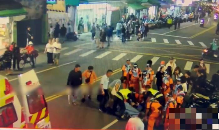 粉紅超跑隨香信女突暈眩 板橋警第一時間協助送醫 32 《圖說》員警協助上擔架送醫。〈板橋分局提供〉