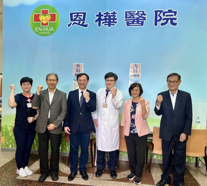 守護市民健康不停歇 新北假日輕急症中心啟動 28 《圖說》衛福部長石崇良與新北市衛生局長陳潤秋〈右二〉前往恩樺醫院實地訪視及肯定醫療團隊的用心。〈衛生局提供〉