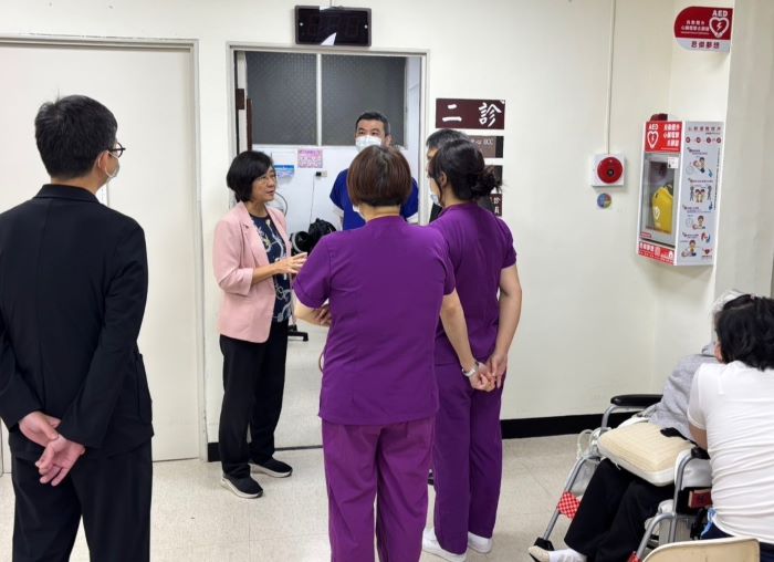守護市民健康不停歇 新北假日輕急症中心啟動 29 《圖說》陳潤秋實地訪視怡和醫院及肯定醫療團隊的用心。〈衛生局提供〉