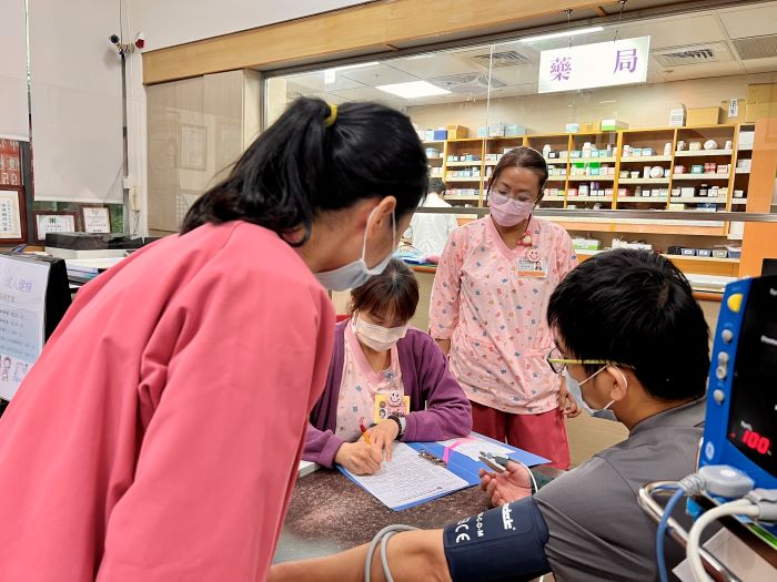 守護市民健康不停歇 新北假日輕急症中心啟動 30 《圖說》民眾至恩樺醫院設置假日輕急症中心就診情形。〈衛生局提供〉