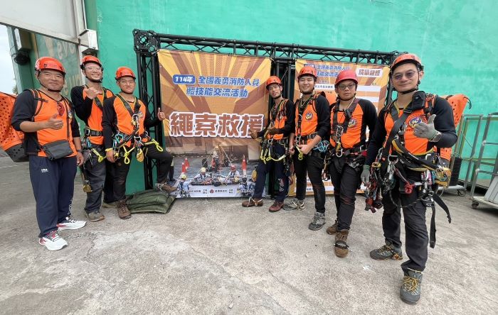 專業精湛團隊精神佳 新北義消競技3項特優全國第一 32 《圖說》新北市繩索救援隊整裝待發,專業裝備到位,展現高度協調與垂降救援實力。〈消防局提供〉