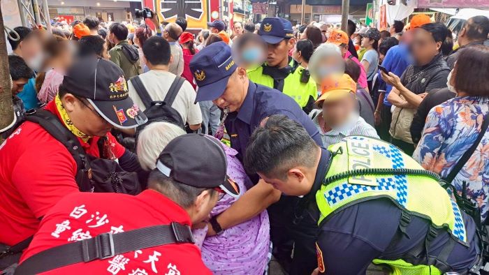 疑人多推擠跌倒 海山警急救追粉紅超跑七旬嬤 24 《圖說》海山警協助扶助疑因鑽轎底時人潮眾多,不慎遭推擠跌倒的七旬嬤。〈海山分局提供〉