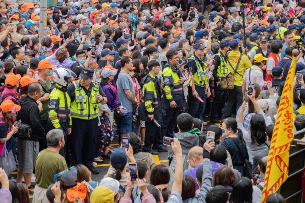 百年首次 新北警維護白沙屯媽祖贊境新北 警出動空拍機全程掌控 三日零治安事件 27 MEITU 20251102 182032366
