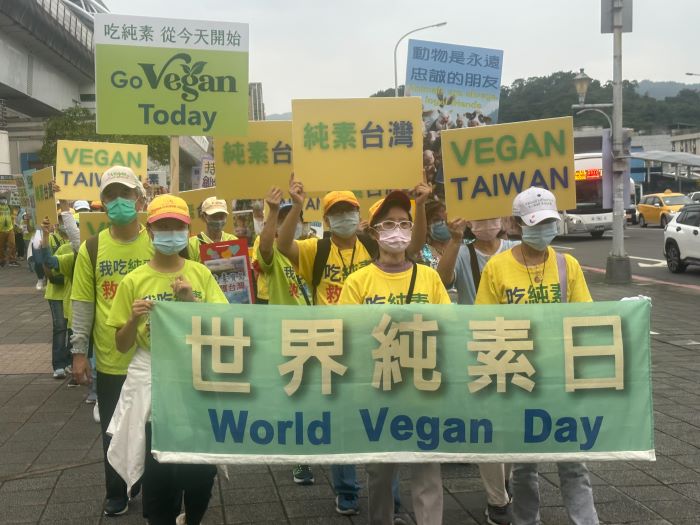 《圖說》純植行動聯盟為響應世界純素日（World Vegan Day），於在台北南港商圈舉辦世界純素日大遊行。〈主辦單位提供〉