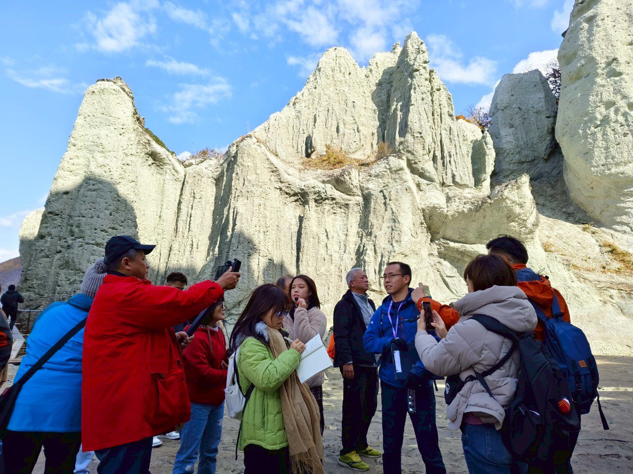 參訪團一行人認真聽導覽員講解，知道「佛浦」正如其名，白色的巨石群如佛像般的林立，這樣的風景令人與崇高的極樂淨土聯想在一起。奇岩也分別被賦予了「如來之首」、「五百羅漢」、「十三佛觀音岩」、及「極樂濱」等，以佛的名字為典故來命名。直面觀賞這樣的奇形巨岩時，除了壓倒性的雄偉感之外，還能一同感受到大自然的神祕性。