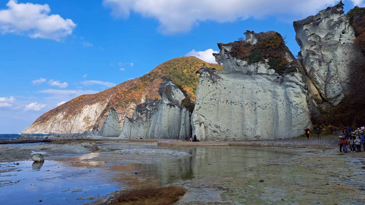 白綠色的巨大奇岩與將其包圍在其中的綠色森林及清澈的淺藍之海，三者呈現的對比十分壯觀美麗。