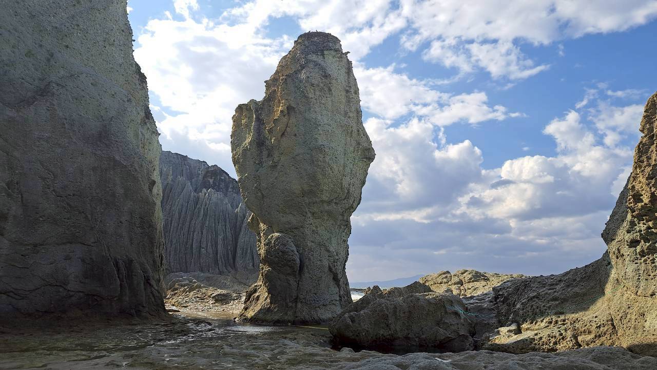 位於日本青森縣下北半島西海岸的「佛之首」是「佛浦」景觀中的一處奇岩，近年也面臨大自然的風化侵蝕，脖子也慢慢變細。