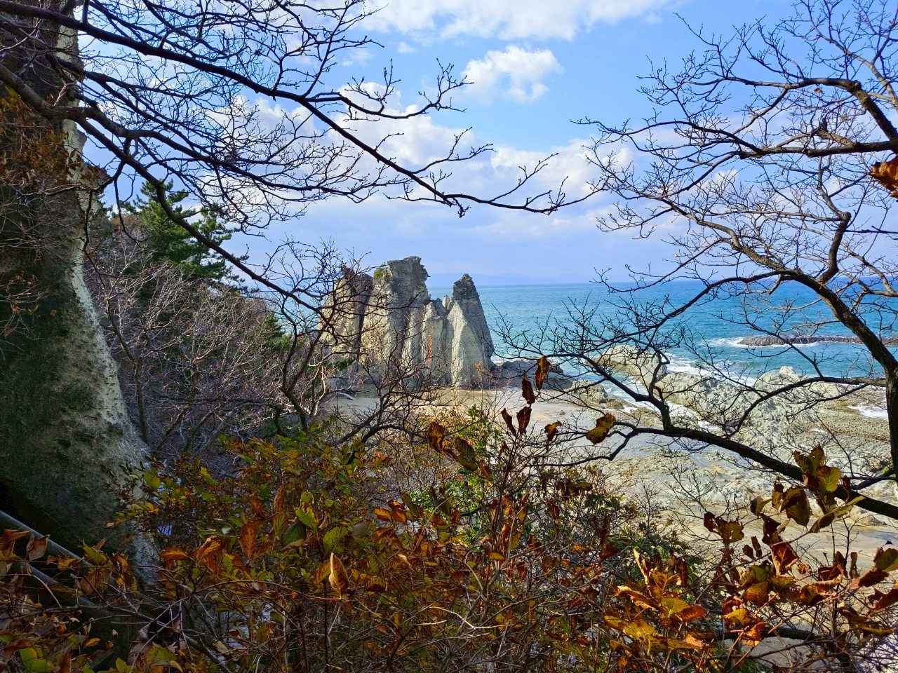 不只看奇岩怪石，秋冬季節沿路還˙可以欣賞到，滿山遍野的楓紅與銀杏。