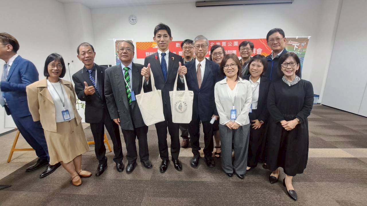 這次訪問團也特別邀請台灣地質學會以及臺東縣地質公園協會也參與這次的參訪，代表團與奧陸市長山本知也交換紀念品。