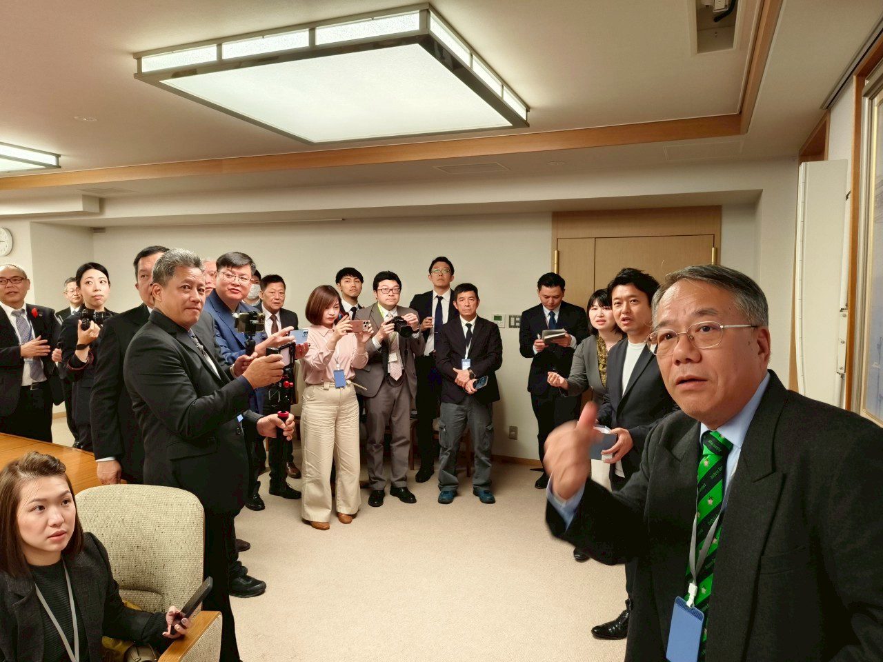 現任台灣地質公園學會理事長也是國立東華大學自然資源與環境學系教授劉瑩三介紹這次訪問團也有來自台灣東部海岸國家風景區管理處小野柳自然教室計畫主持人、台東地質公園協會、經濟部地質調查及礦業管理中心等單位一行人24人。