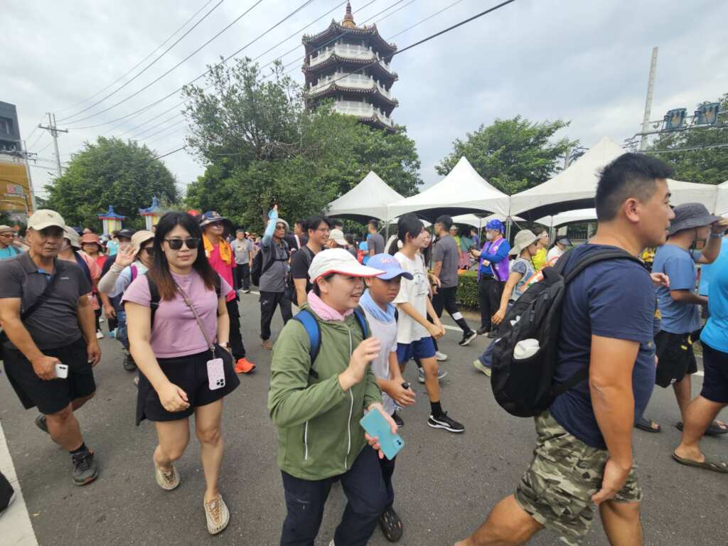▲為讓更多人體驗二水鄉的美景與文化,今年跑水節首次辦理「千人健行水上漂」,將自然風光與跑水文化巧妙結合,讓大家健行同時也能認識二水獨特的水文化。(圖/彰化縣文化局提供)