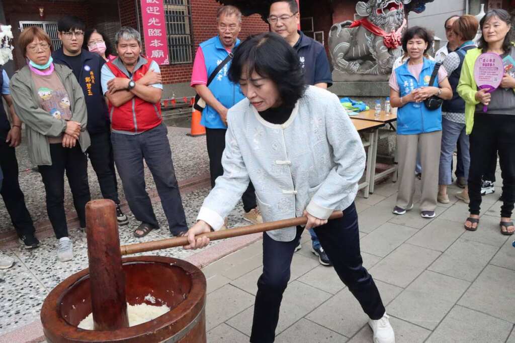 ▲副縣長邱俐俐體驗打叛。