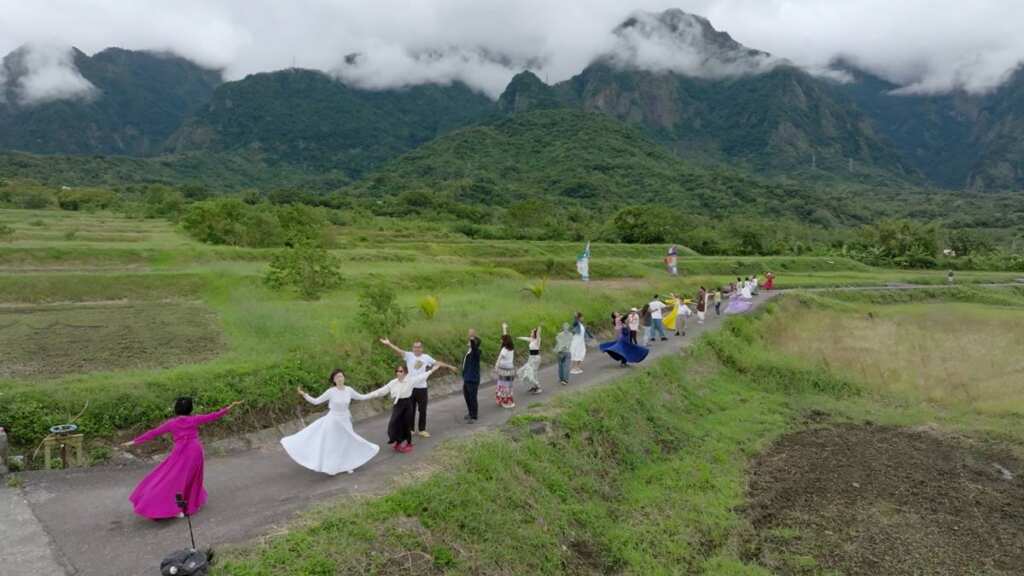 ▲東海岸長濱liáo天室 系列活動最終場「百人蘇菲旋轉」與民眾在山海之間感受能量流動的寧靜與自由。