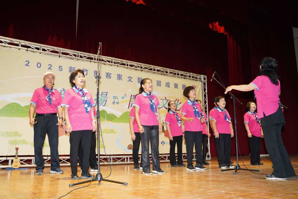 ▲社團演出客家歌曲「桐花傳愛」。