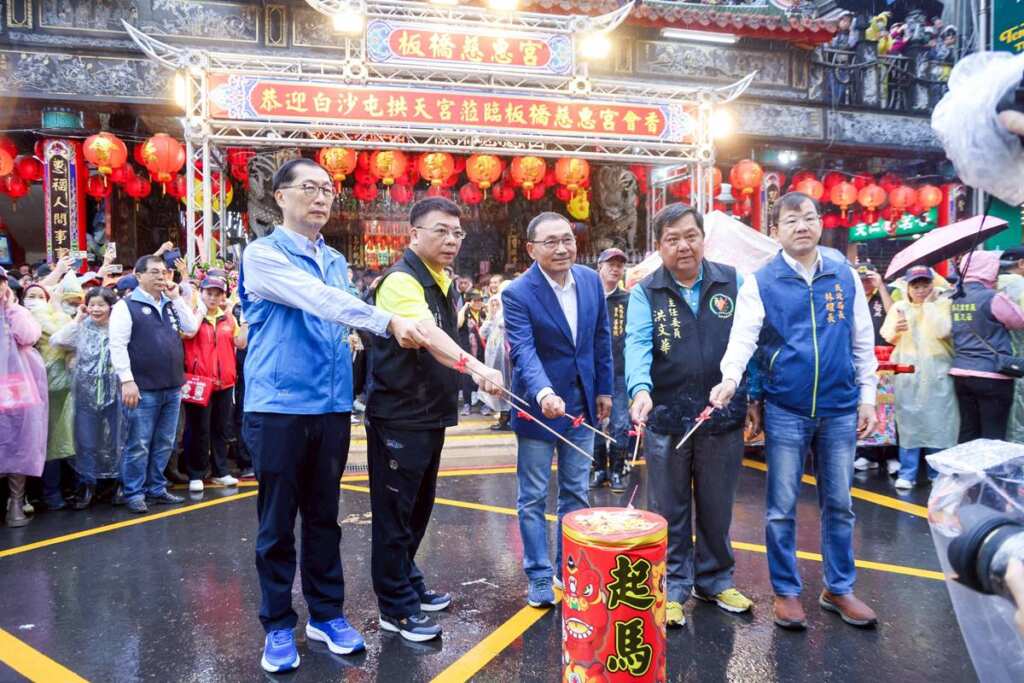 ▲板橋慈惠宮與苗栗白沙屯拱天宮聯合舉辦百年會香，象徵宗教文化的傳承與交流。