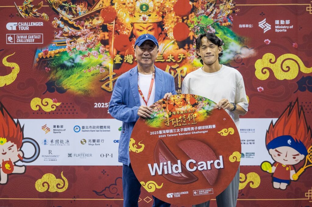 賽事創辦人暨太平洋網球發展基金會董事長廖裕輝頒發單打會內賽外卡予莊吉生
