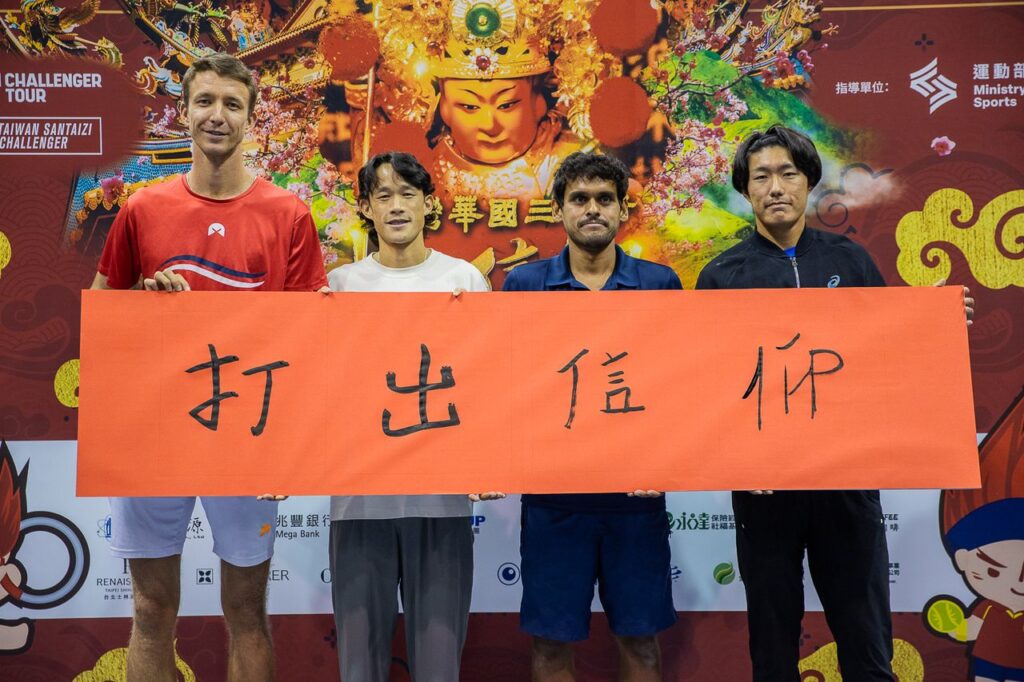 選手體驗書法,並寫下今年賽事標語