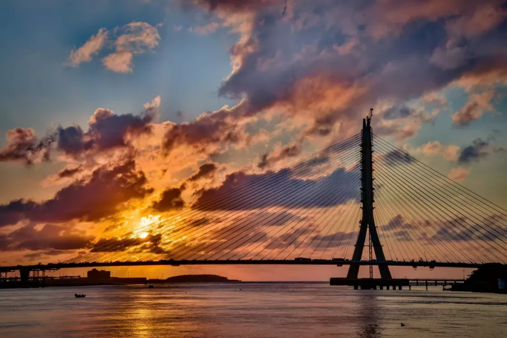 今年煙火以「淡江大橋」為主角,橋身燈光與煙火交織出絢爛畫面,為旅人獻上年度最值得期待的視覺盛宴。(圖-將捷金鬱金香酒店提供)