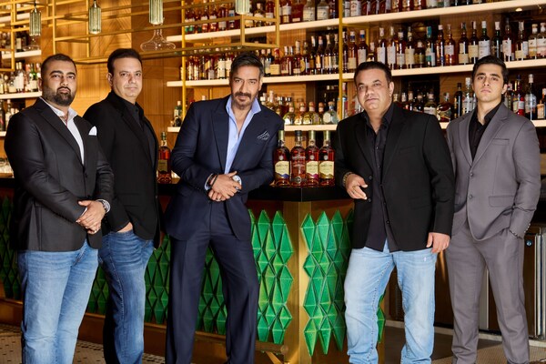 Ajay Devgn 與 Cartel Bros 打造的「The GlenJourneys 」威士忌榮耀登頂國際舞台,於 2025 年國際威士忌大賽 (IWS) 摘得「最佳單一麥芽蘇格蘭威士忌」桂冠,並在墨西哥烈酒評選大賽中勇奪金獎殊榮。