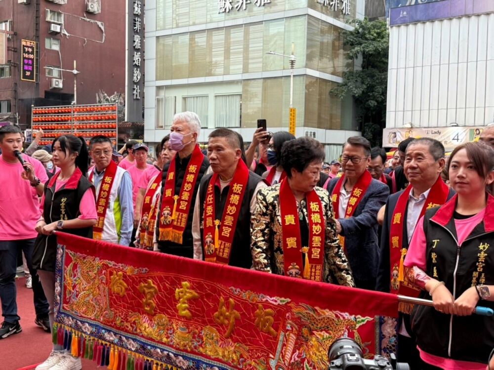 白沙屯媽祖贊境新北 板橋妙雲宮信眾鑽轎祈福 258 白沙屯媽祖贊境新北 板橋妙雲宮信眾鑽轎祈福 257