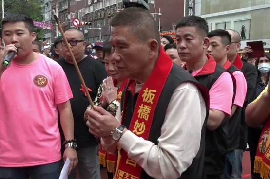 白沙屯媽祖贊境新北 板橋妙雲宮信眾鑽轎祈福 260 白沙屯媽祖贊境新北 板橋妙雲宮信眾鑽轎祈福 259