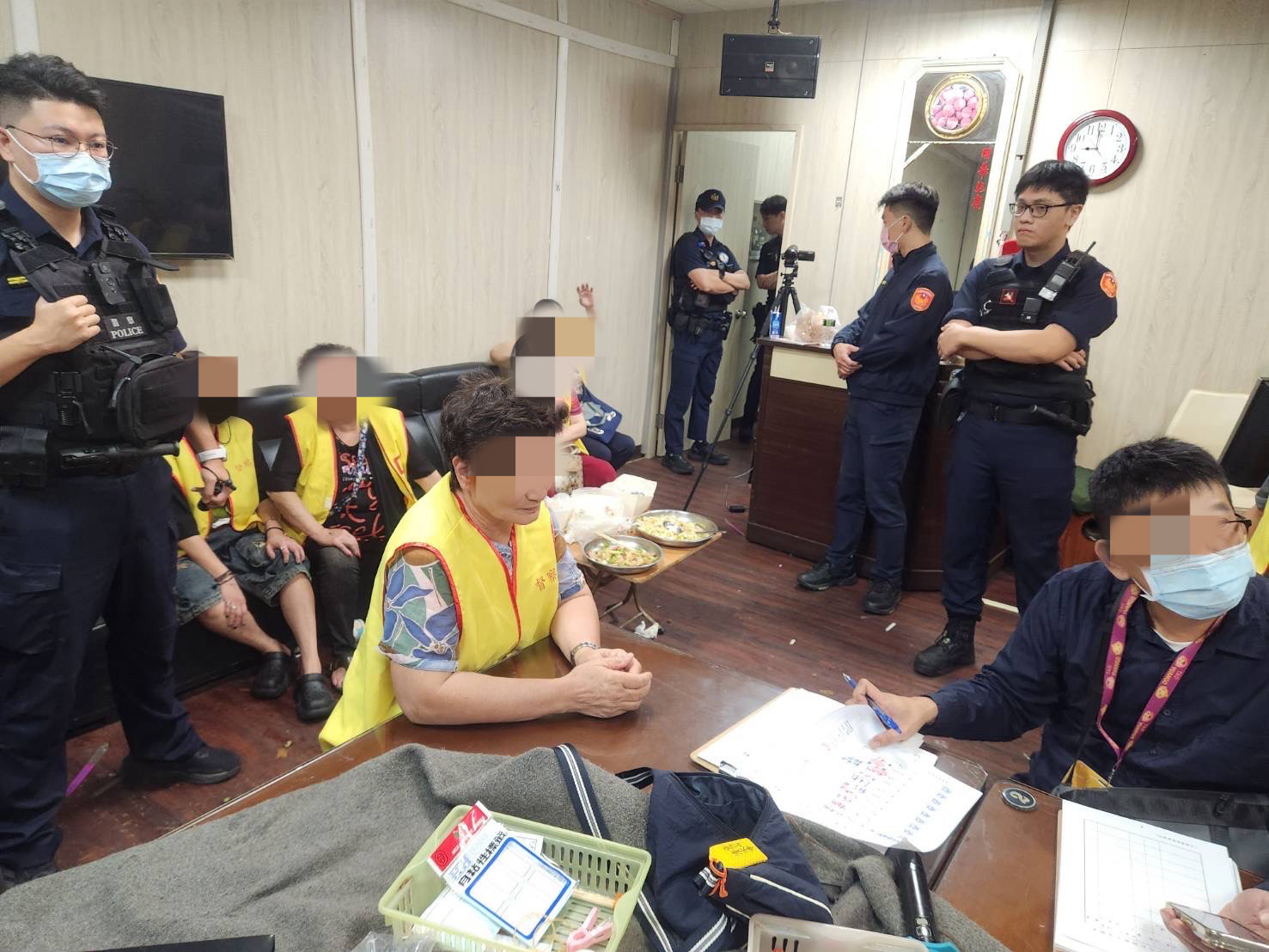 中壢鐵皮屋暗藏推筒子賭場 壢警突襲逮20人 S 18874393