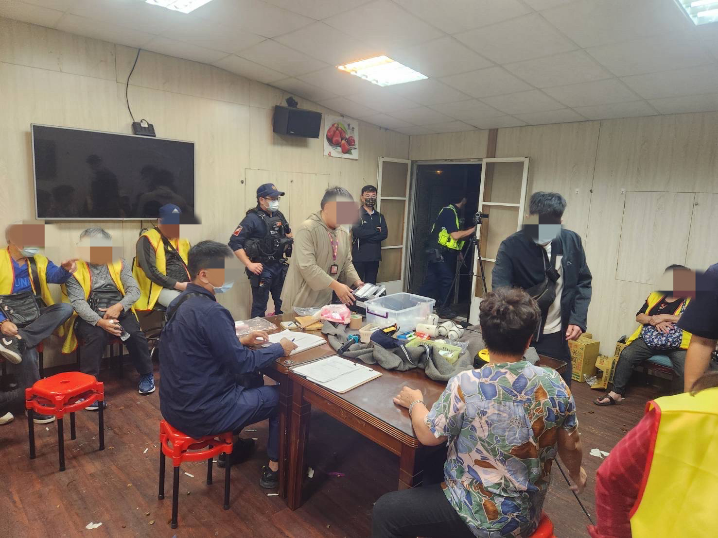中壢鐵皮屋暗藏推筒子賭場 壢警突襲逮20人 S 18874391 0