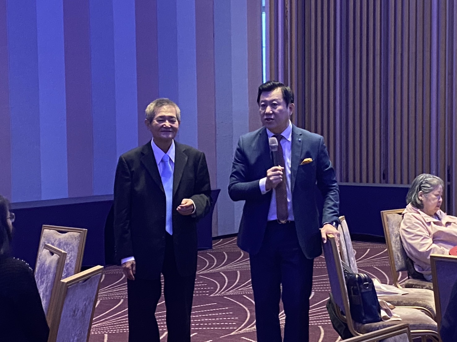 前國民黨國家發展研究院院長林忠山教授(左)連任中華泛藍協會會長。(記者包克明 攝)