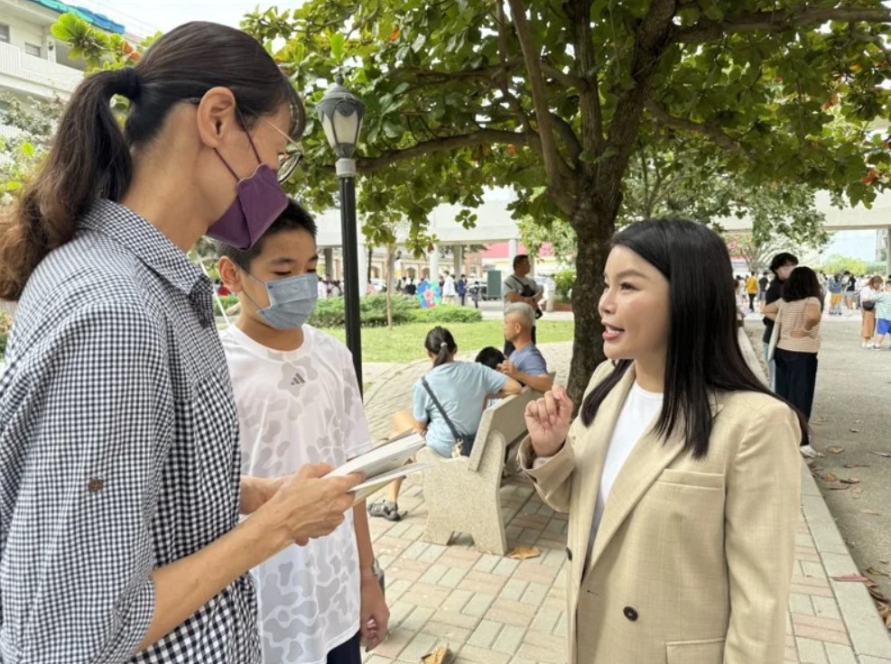 ▲第19屆聯合盃全國作文大賽雲林初賽今天在永年中學登場,青埔教育基金會長年支持參賽費用,鼓勵學子參加,董事長張嘉郡(右1)到考場為學生打氣。(記者劉春生翻攝)