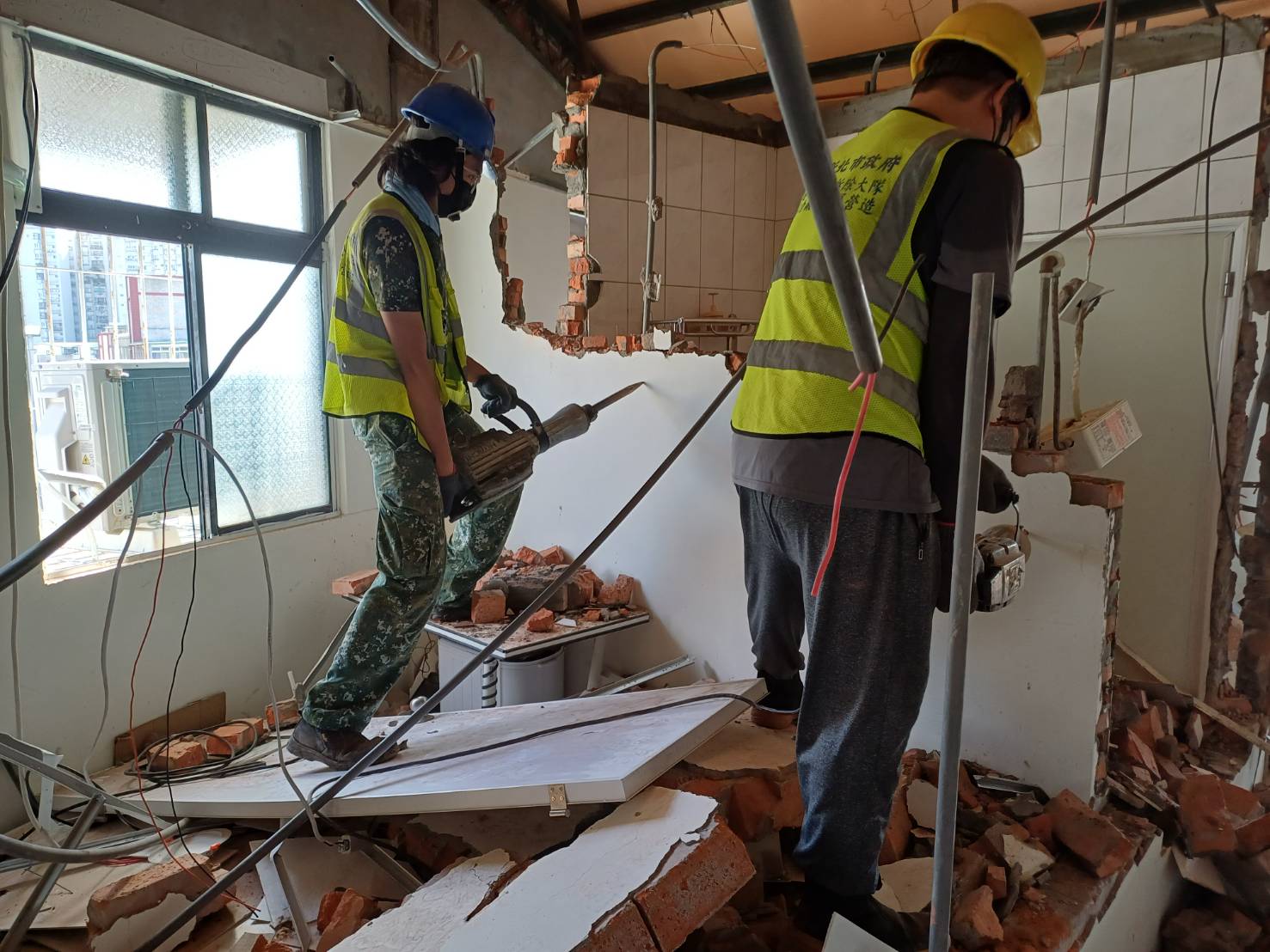 頂加違建又作套房出租 新北市府強制拆除收費逾300件 - https://www.watchmedia01.com