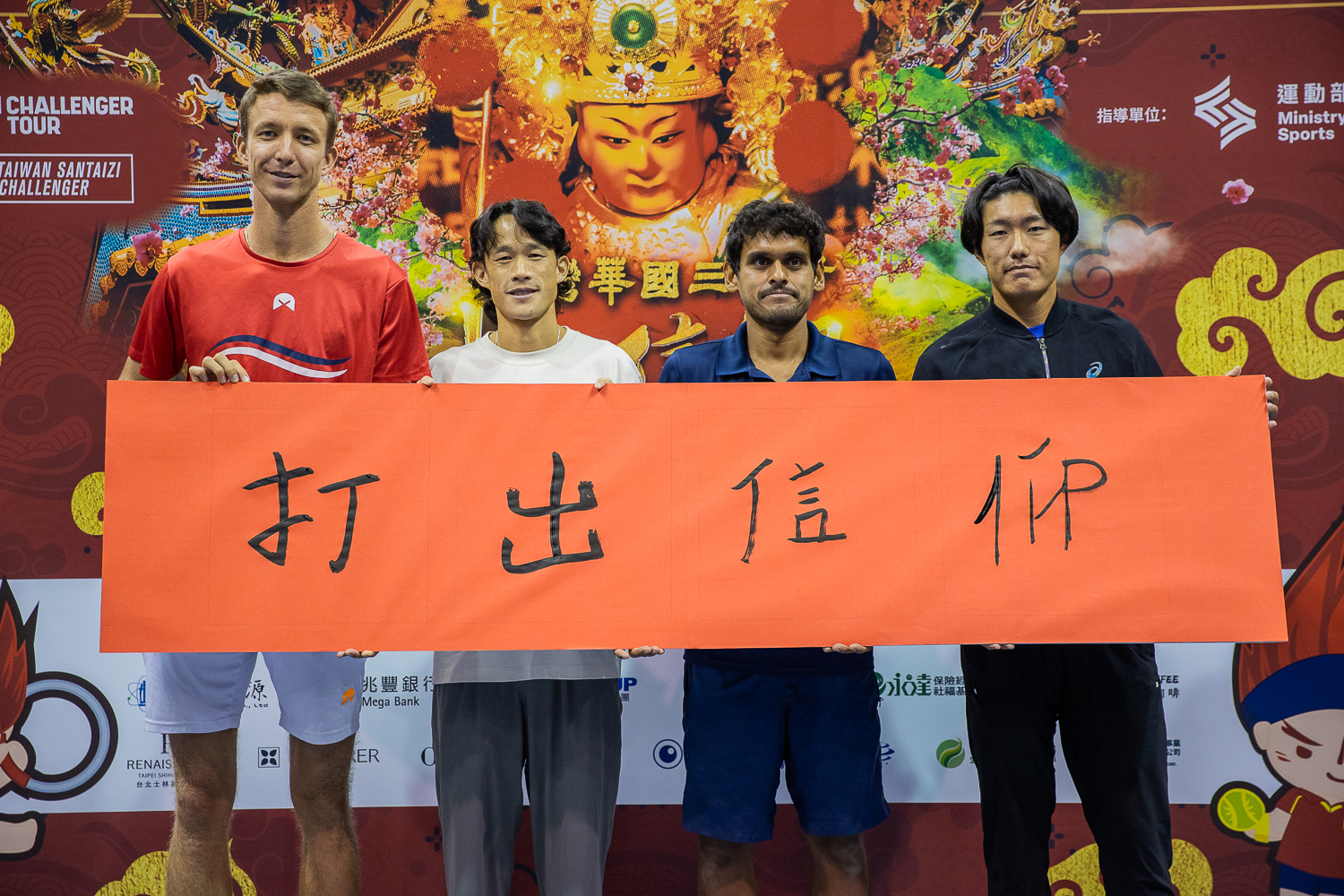 選手體驗書法,並寫下今年賽事標語。(圖/中華民國網球協會提供)