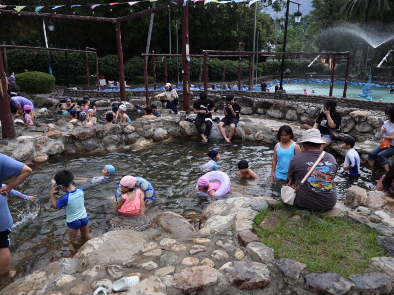圖文：南投北港溪溫泉嘉年華開跑 縣府邀民眾來泡湯消費抽大獎。