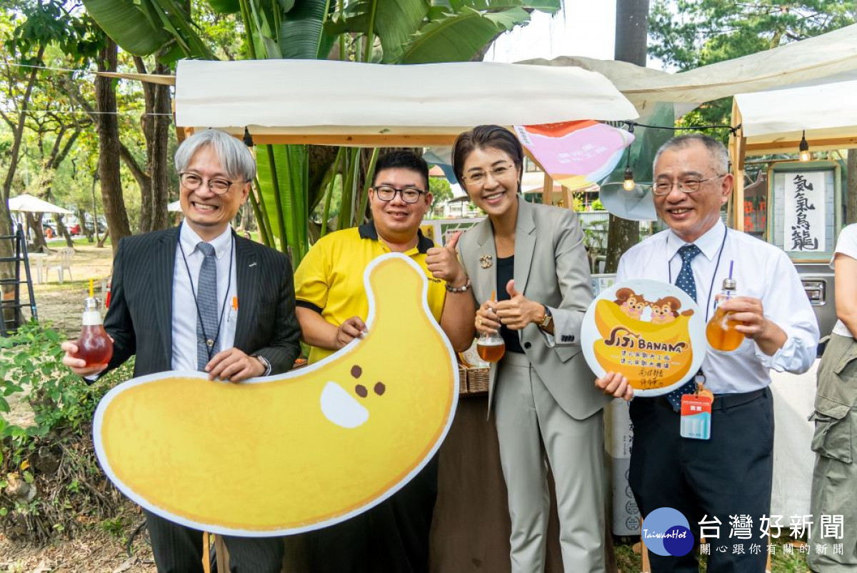 南投縣長許淑華到訪「夏午冰果事」攤位,與攤商熱情交流,感受夏日熱鬧氛圍。(圖/記者賴淑禎攝)