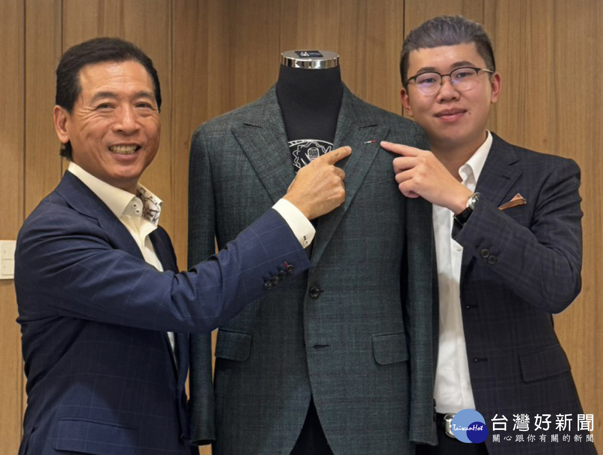 陳和平老師(左)指導學員李建曄(右)手工扣眼的縫製細節。