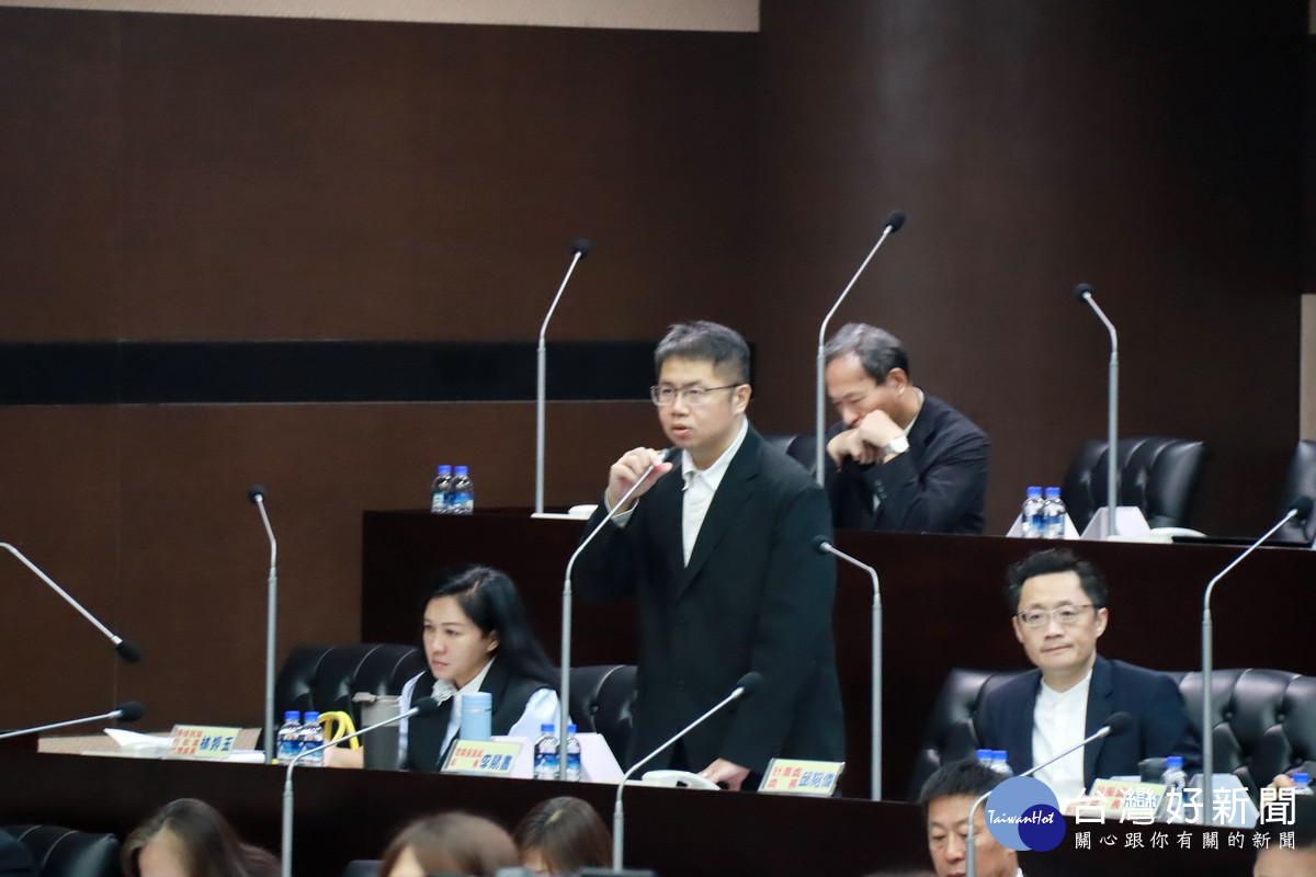 環保局長李易書詳盡答覆焚化爐興建的措施。（記者扶小萍攝）