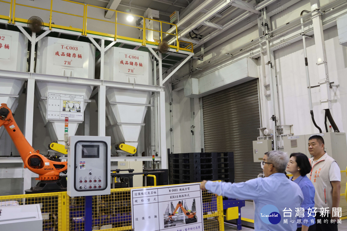 雲林縣長張麗善今天前往南亞廚餘資源化場現勘，呼籲中央政府應展現「禁止廚餘養豬」決心，並提供標準化、大規模的處理設施／翻攝照片