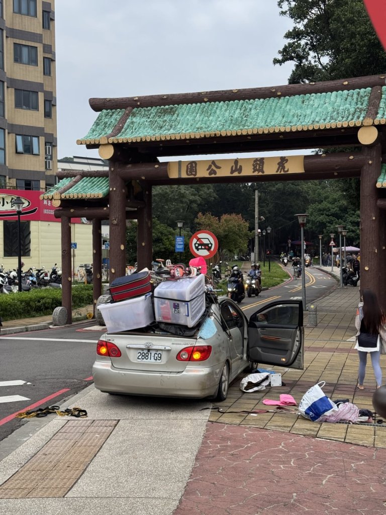 桃園阿伯開「移動城堡」上路-網友:這是要搬家嗎?